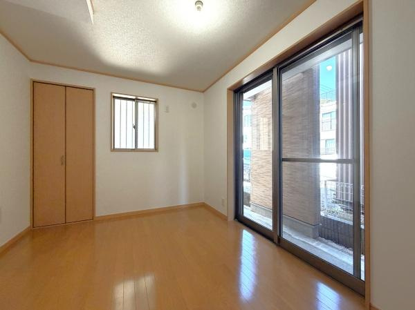 横浜市保土ケ谷区仏向町の中古一戸建の洋室|クローゼットもあるので収納にも困りません！
荷物が多い方にも安心です。