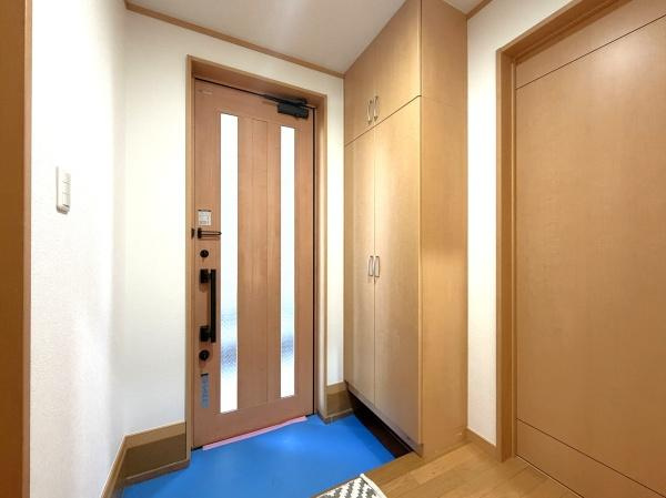 横浜市保土ケ谷区仏向町の中古一戸建の玄関|この明るい玄関が気持ちよく迎え入れてくれます。