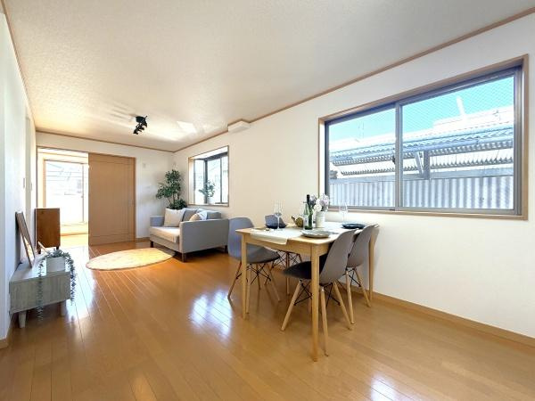 横浜市保土ケ谷区仏向町の中古一戸建の居間・リビング|窓からは明るい光が差し込みます！
電気をつけなくても明るいです。
※家具等はディスプレイであり、販売価格に家具は含まれておりません