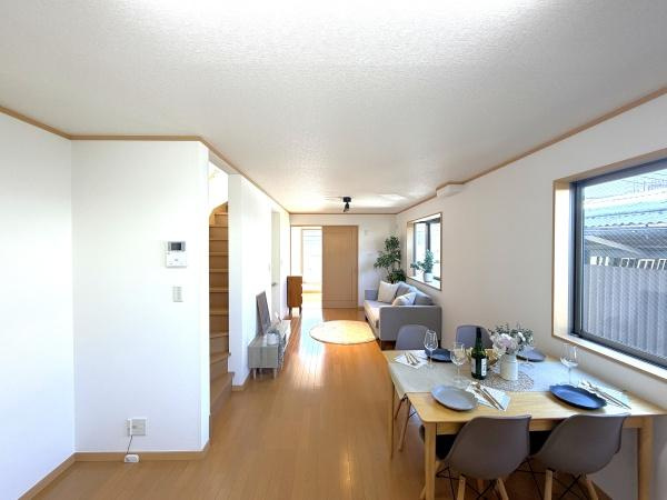 横浜市保土ケ谷区仏向町の中古一戸建の居間・リビング|家族が自然と集まるリビングは
落ち着きのある空間です♪
※家具等はディスプレイであり、販売価格に家具は含まれておりません