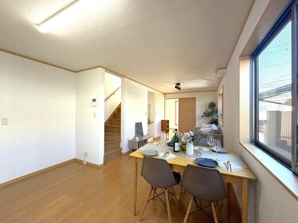横浜市保土ケ谷区仏向町の中古一戸建の居間・リビング|明るいLDK！！
陽当たり良好です。
※家具等はディスプレイであり、販売価格に家具は含まれておりません
