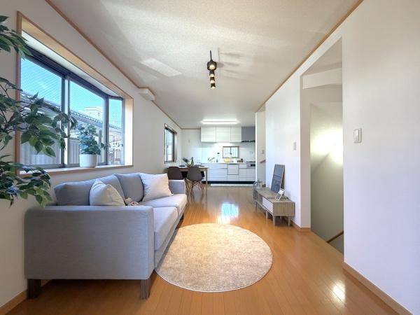 横浜市保土ケ谷区仏向町の中古一戸建の居間・リビング|窓からは明るい光が差し込みます！
自然と家族が集まる空間です♪
※家具等はディスプレイであり、販売価格に家具は含まれておりません
