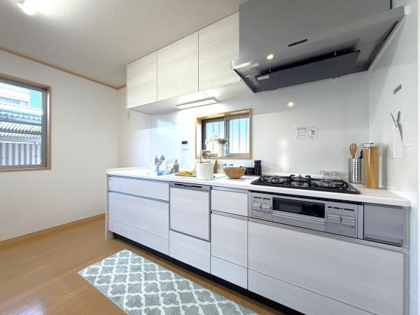 横浜市保土ケ谷区仏向町の中古一戸建のキッチン|食洗器付きなのは家事の負担を軽減してくれる嬉しいポイント♪
広々としたキッチンはお子様と並んでお料理できます。