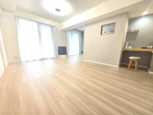 マイキャッスル大口駅前の居間・リビング|窓からは明るい光が差し込みます！
電気をつけなくても明るいです。