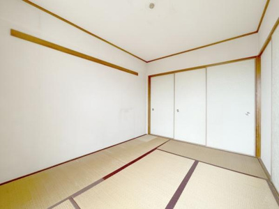 【和室】 | コスモ初芝 | 和室は汎用性が高く様々な使い方ができます♪
収納スペース付きでお部屋もスッキリ片付きますね！