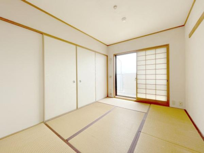 【寝室】 | コスモ初芝 | 大きな窓からたっぷりの日差しが降り注ぐ明るい室内です。気持ちの良い朝日を受けて、目覚めの良い健康的な朝を迎えられそうです。 