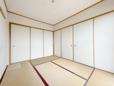 【和室】 | コスモ初芝 | 和室の間の扉を開けることで、開放感あふれる空間に！
