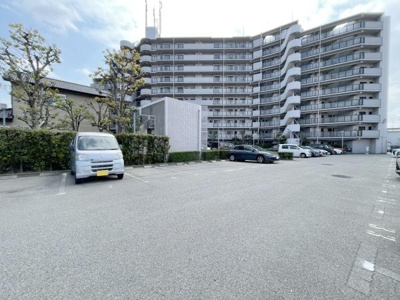 【駐車場】 | コスモ初芝 | お車の出し入れも楽々ですね♪現地駐車場部分になります！駐車場空有です！
