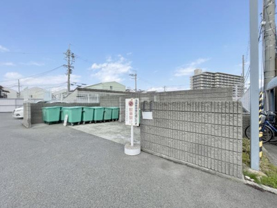 【その他共用部分】 | コスモ初芝 | 敷地内ゴミ出し場。きちんと分別されていてキレイなゴミ出し場所になっています！
