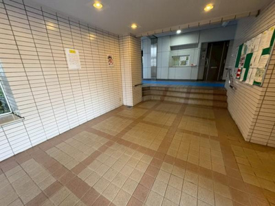 【エントランス】 | 【11日(土)・12日(日)室内見学可能】メイツ草加 | 共用スペースもキレイに管理されております♪
