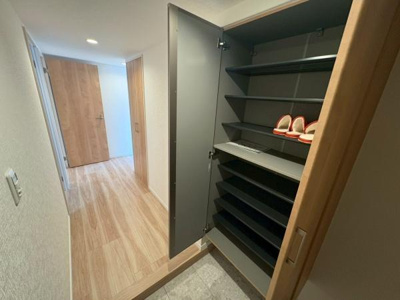【玄関】 | 【11日(土)・12日(日)室内見学可能】メイツ草加 | 玄関に収納が多く、すっきりときれいにご利用頂けます♪