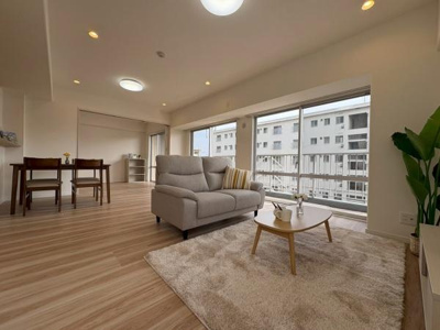 【居間・リビング】 | 【11日(土)・12日(日)室内見学可能】メイツ草加 | 広々としたリビングが印象的です。