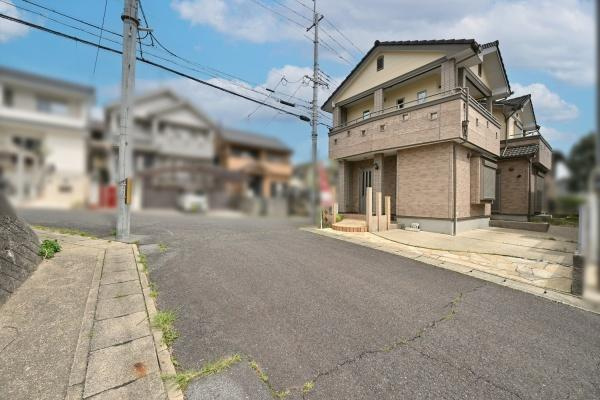 香芝市旭ケ丘２丁目　一戸建の前面道路含む現地写真|■現地撮影写真■ 小・中学校ともに徒歩圏内で通学も安心です。