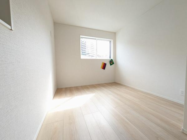 【洋室】 | 垂水区清水が丘1丁目　2号棟　新築戸建 | 落ち着いたカラーでまとまった洋室は、自分好みのインテリアが楽しめます♪