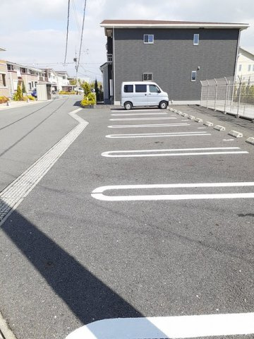 アウローラ弐番館の駐車場