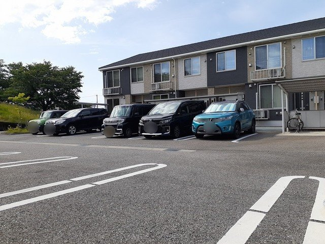 富山市八尾町福島６丁目のアパートの駐車場