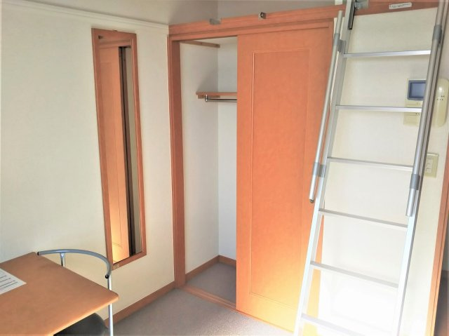 レオパレスガーデンの内装|荷物がたっぷり入るクローゼットです♪