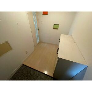 深山マンションの玄関