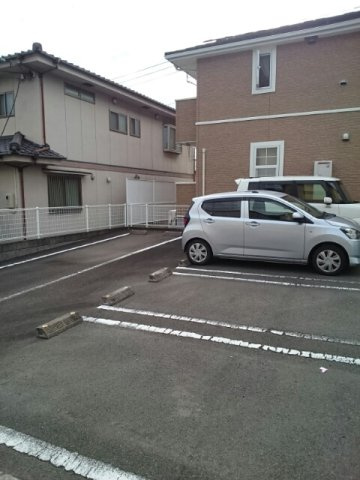 アドラブールの駐車場