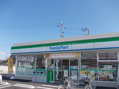 ビッグ　フォレスト　Ｂの周辺|ファミリーマートまで1300m