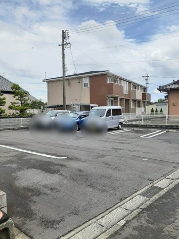 グレイシャス　プラスの駐車場