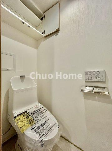 ガクエンヒルズ北千住のトイレ|【トイレ】 収納スペースをしっかりと確保した温水洗浄便座機能付きトイレ。温水洗浄便座は清潔にお使いいただくための大切なアイテムです。