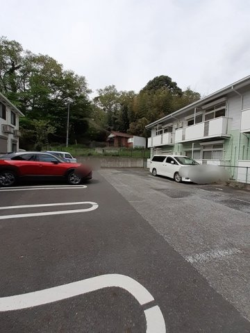グリーンヒル小出Ｃの駐車場|車をお持ちの方に嬉しい駐車場付きの物件です