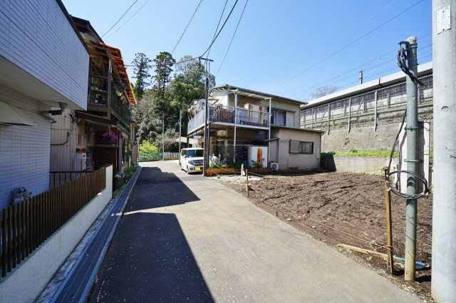 【横浜市旭区西川島町112-18新築戸建て】★仲介手数料無料★（鶴ケ峯小学校・西谷中学校）の前面道路含む現地写真