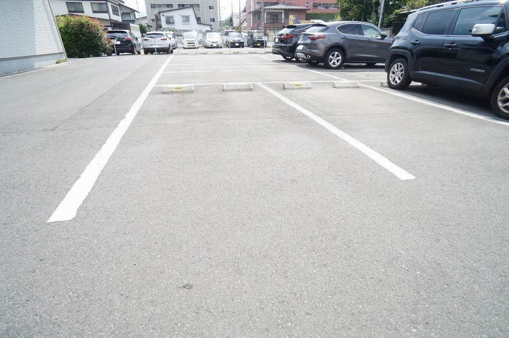 フォーブール馬場町の駐車場