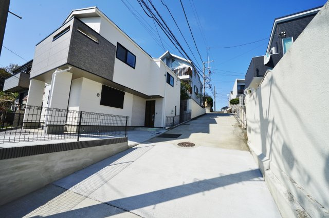 【横浜市保土ケ谷区峰岡町3丁目373-1新築戸建て】★仲介手数料無料★（常盤台小学校・保土ケ谷中学校）の前面道路含む現地写真