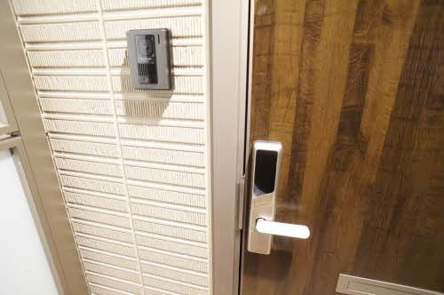 メゾンリバレインの玄関