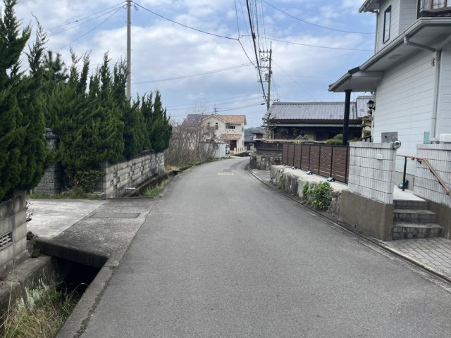 新居浜市萩生中古住宅【780】土地50.31坪　建物32.86坪の前面道路含む現地写真