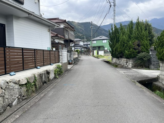 新居浜市萩生中古住宅【780】土地50.31坪　建物32.86坪の前面道路含む現地写真