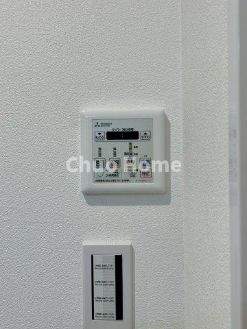 ロイヤルハイツ東綾瀬公園の内装|【浴室乾燥機】暖房・冷風・換気・乾燥が可能です。毎日を快適に過ごせるうれしい機能が揃っています。雨の日の洗濯物も安心です。
