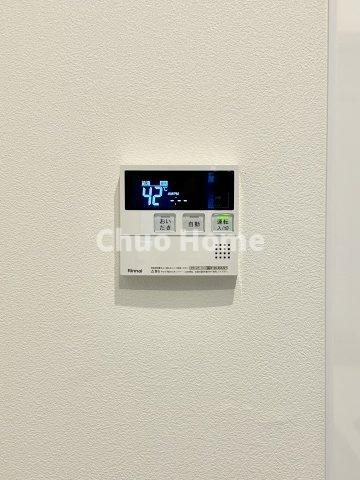 ロイヤルハイツ東綾瀬公園の発電・温水設備|【給湯リモコン】外での一日を忘れさせてくれるオートバス機能でお好みの湯量・温度に調整された浴槽。