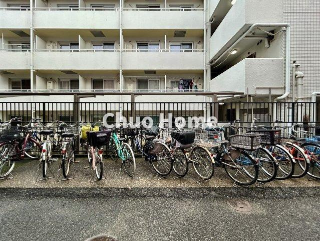 ロイヤルハイツ東綾瀬公園の駐輪場|【自転車置き場】最新の空き状況や費用などの詳細は担当スタッフまでお問い合わせください。