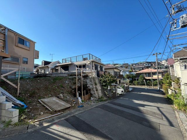 【横浜市旭区東希望が丘17-1新築戸建て】★仲介手数料無料★（二俣川小学校・希望が丘中学校）の前面道路含む現地写真