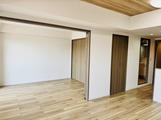 ネオハイツ八王子明神町の居間・リビング|～12.7帖の明るいLDKで、家族団欒の時間をお過ごしいただけます～