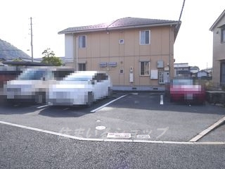 アストーレの駐車場