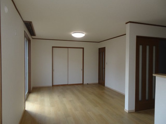 【居間・リビング】 | 川西市丸山台3丁目　中古一戸建て
