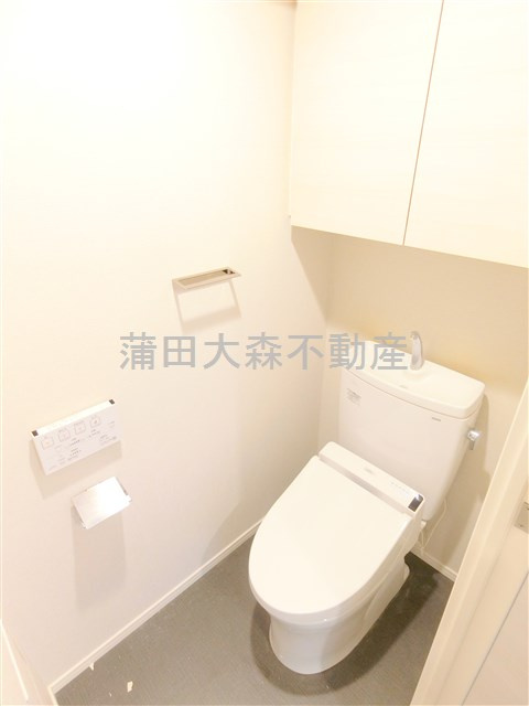 ルフォンプログレ大森西のトイレ|吊戸棚と温水洗浄便座付きのトイレ
