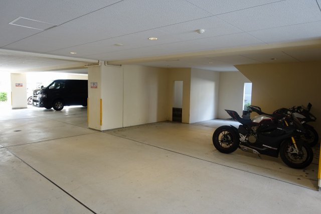 カーヨパレス鳴尾の駐車場