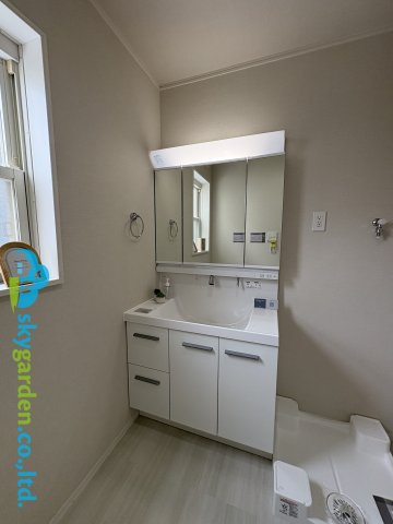 藤沢市鵠沼海岸５丁目　中古戸建　全１棟の独立洗面台|三面鏡付き洗面化粧台