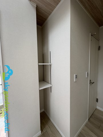 藤沢市鵠沼海岸５丁目　中古戸建　全１棟の内装|玄関ホールの棚