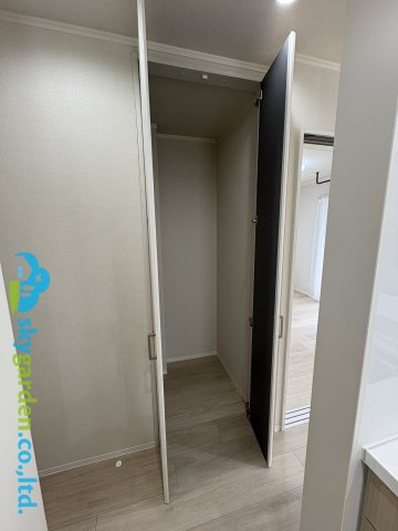 藤沢市鵠沼海岸５丁目　中古戸建　全１棟の収納|キッチン横のパントリー