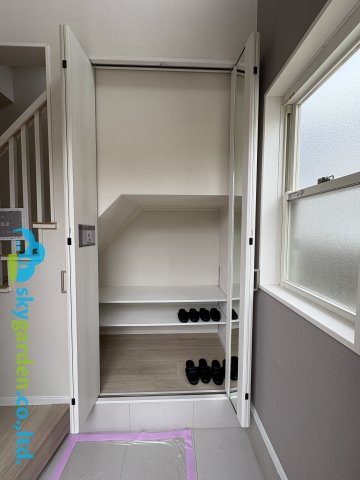 藤沢市鵠沼海岸５丁目　中古戸建　全１棟の玄関|玄関のシューズボックス