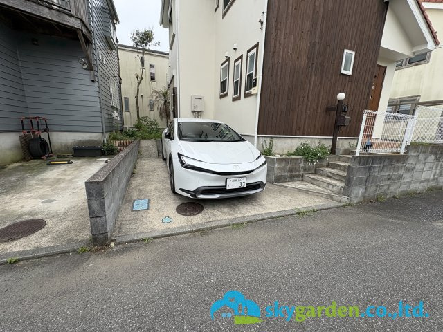 藤沢市鵠沼海岸５丁目　中古戸建　全１棟の駐車場|普通車１台分の駐車場