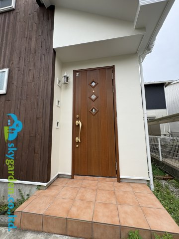 藤沢市鵠沼海岸５丁目　中古戸建　全１棟の玄関|玄関前の様子