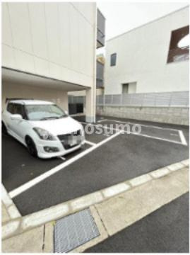 ジェンシア塚口の駐車場