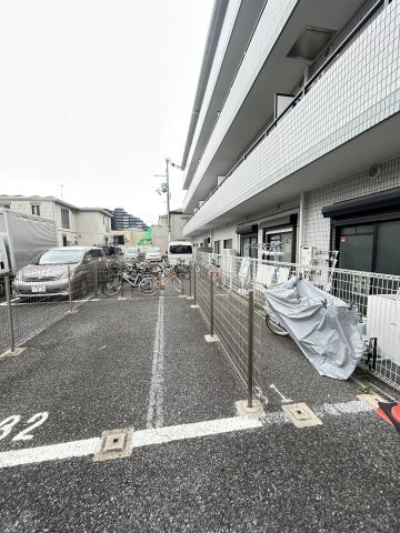 メゾン・ド・平岡２番館の駐車場